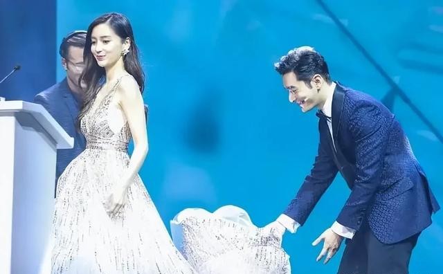 过气明星的卑微，街头摆摊、领救济、给网红打工，辉煌后满地心酸