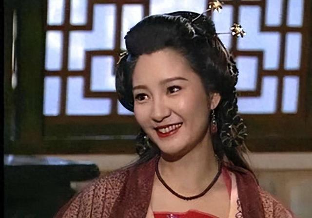 68岁米雪对比59岁雪梨：相差10岁却截然不同，妹妹已经一脸褶子