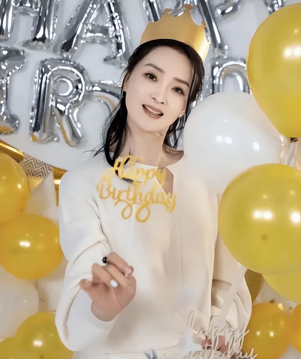 50 岁王艳豪宅里高调庆生，穿小白衫嫩到掐出水，宛如 25 岁
