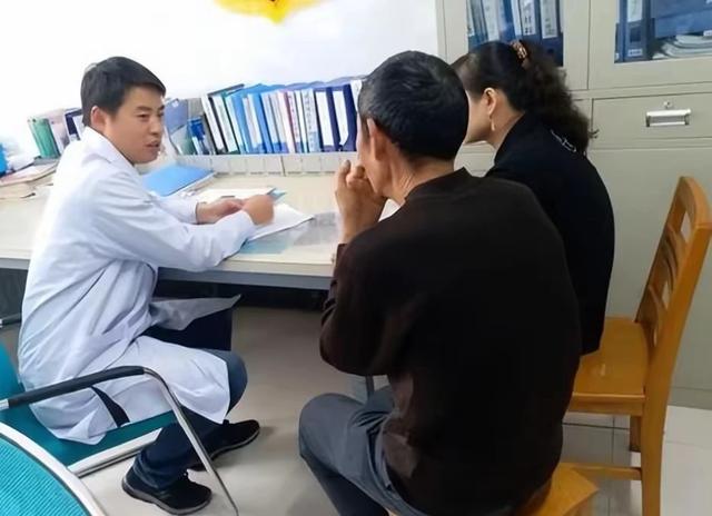 江西14岁男孩重达300斤，一顿能吃8碗饭，离世前痛哭：我要减肥