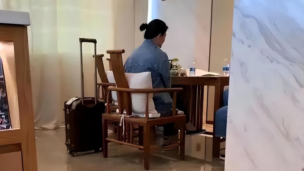 大S现身机场，体态轻松素装打扮，她整个人变化太多