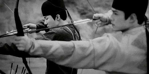 抱不起女星、拉不开弓、硅胶假身材,圈里男演员到底有多虚?