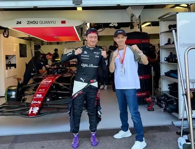 林志颖现面相与之前大不同,表情僵硬 ,看起来既老又年轻,很奇怪