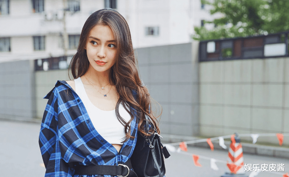 杨颖真没办法了,回香港拍不超过300元的平价品牌,干回老本行了