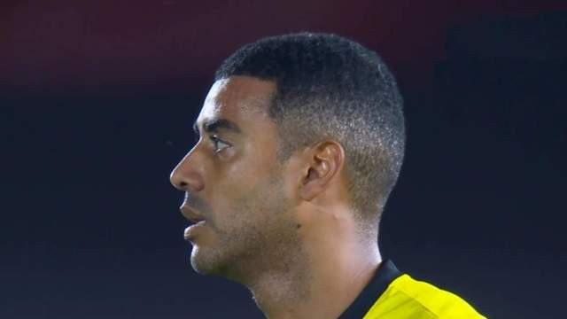 归化球员天花板！阿兰和摄影师沟通定妆照，一段中文交流太丝滑