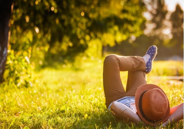 医生反复提醒：过了60岁，宁可在家里坐着不动，别出门做这3件事