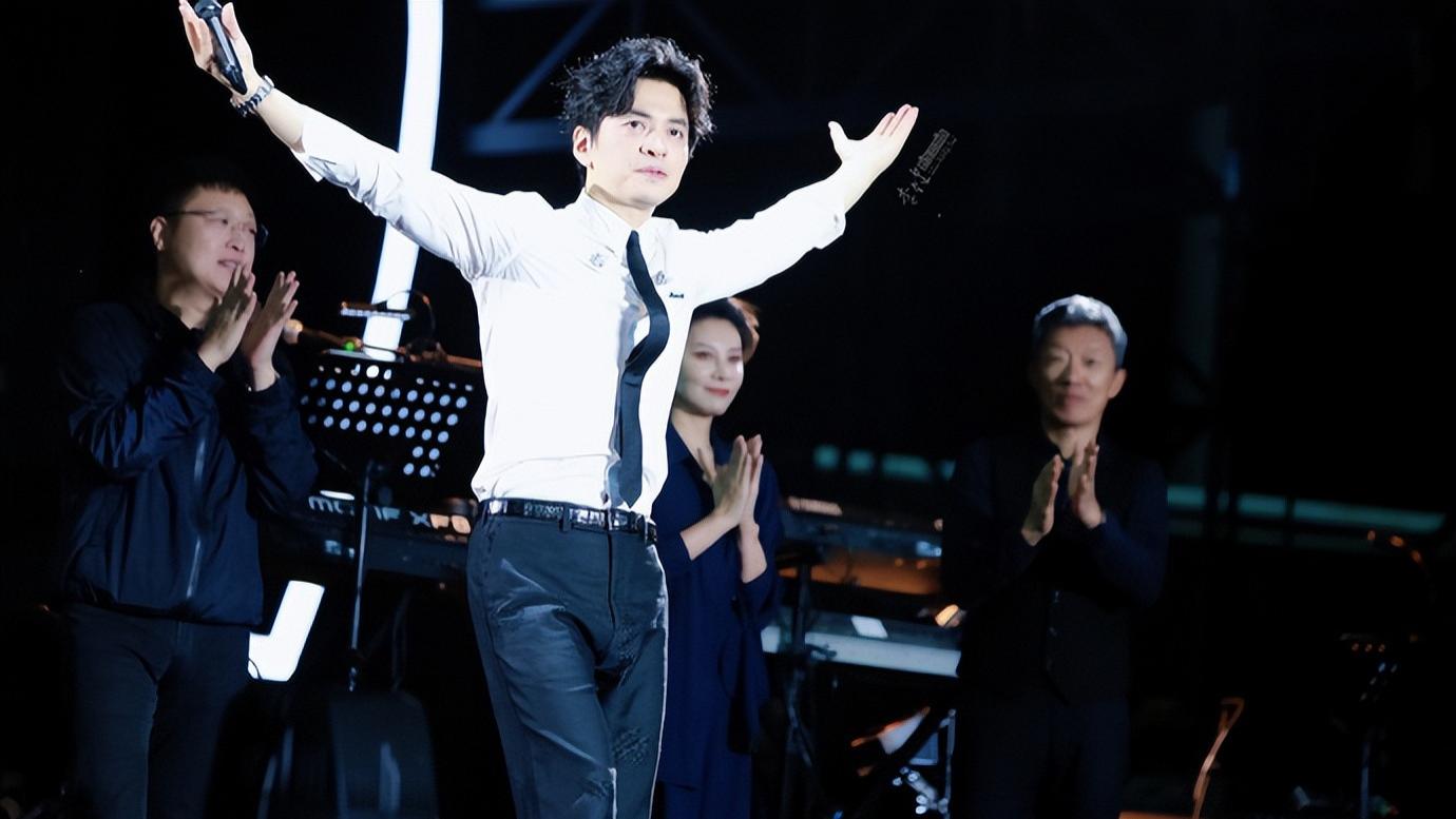 李健要当爸爸了？孟小蓓半年胖30斤疑怀孕，李健小心搀扶妻子！