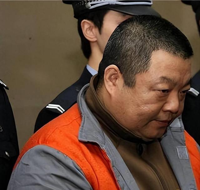 怒砸那英演唱会,反被一群女人打得满地找牙,臧天朔咽不下这口气