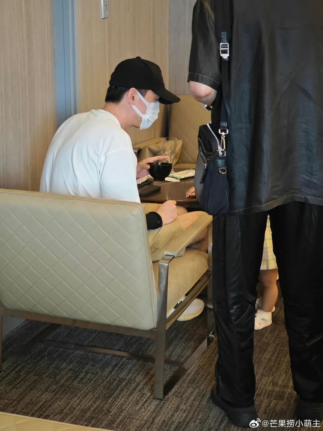 胡歌一家现身日本被拍到,和女儿互动曝光!