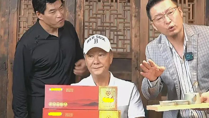 72岁李修贤被骂惨，与大傻模仿者一起直播带货，被斥消费已故好友