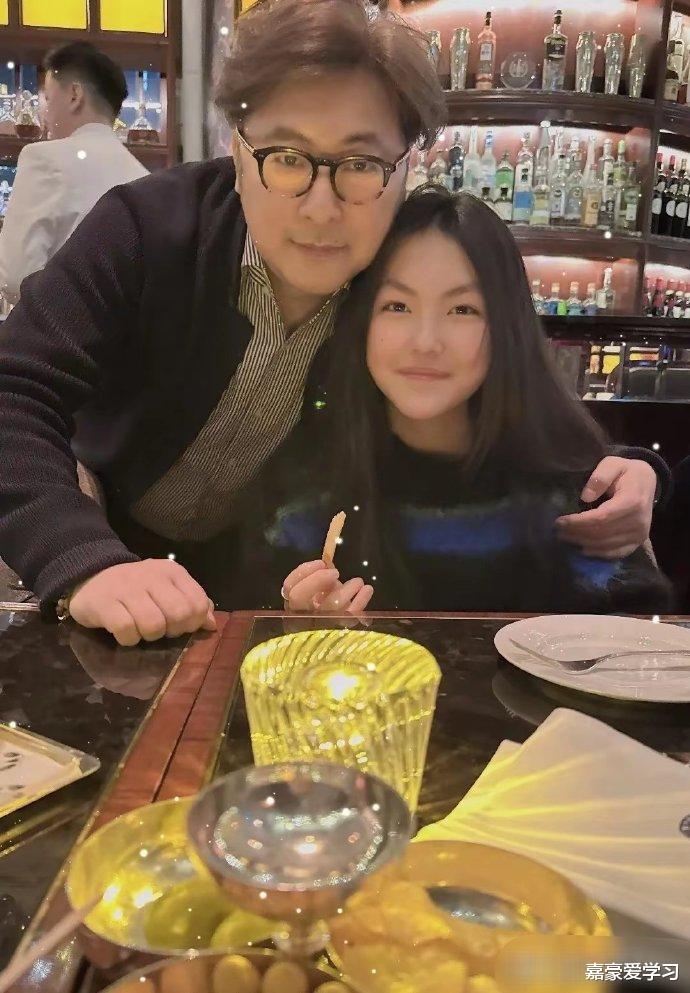 李湘一家三口香港跨年,被王诗龄手上钻戒闪到,十几岁就富得流油