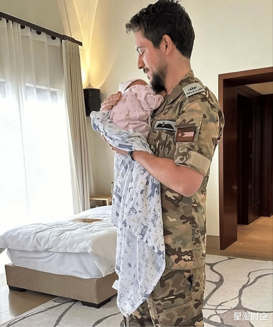 约旦小公主正脸照来了,遗传妈妈美貌!和王储爸爸穿亲子装好温馨