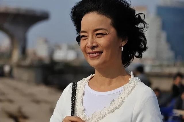 身为“老戏骨”却定居日本，64岁风韵犹存，儿子母语是“日语”