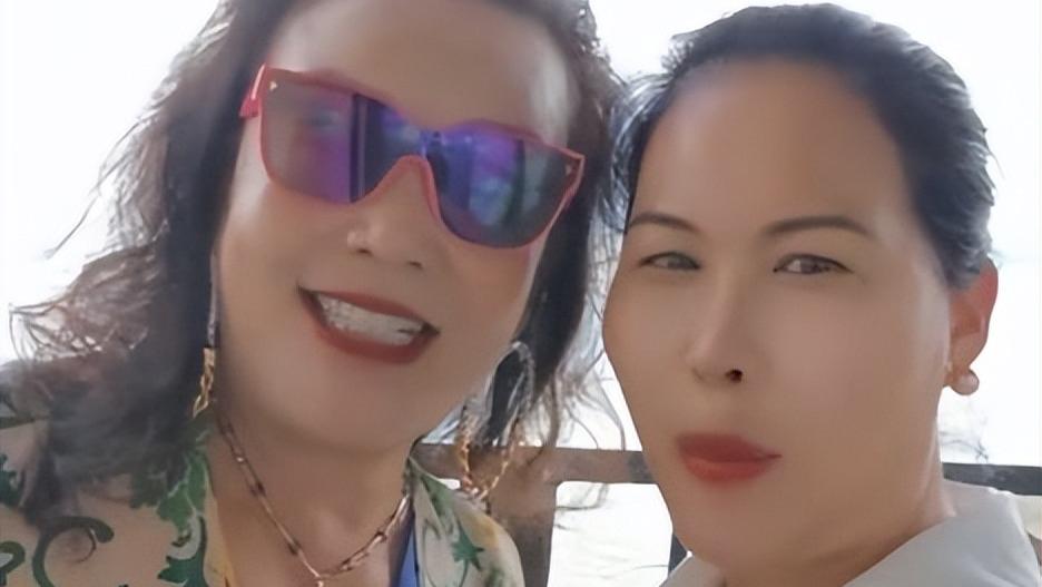 汪小菲送孩子回台北，给保姆安排头等舱，兰姐合影表达感谢