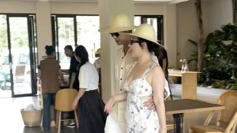 霍思燕疑怀第三胎，体态臃肿，腹部微凸？和杜江已育有一双儿女