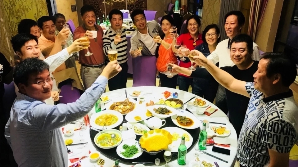 公司聚餐让实习生倒酒，00后：我不喝酒，请把13天的加班费给结清