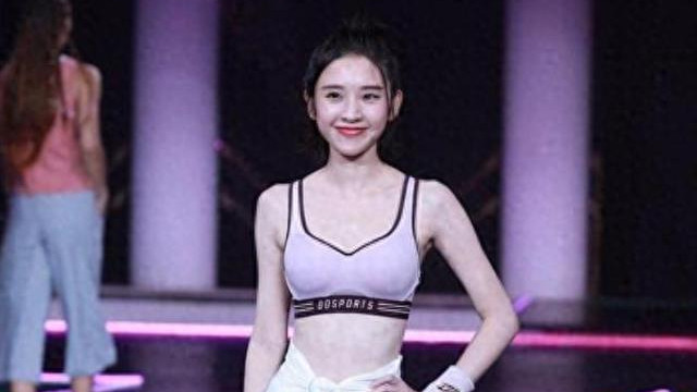 张若昀真是捡到宝了！唐艺昕穿运动背心出席活动，身材堪比过山车