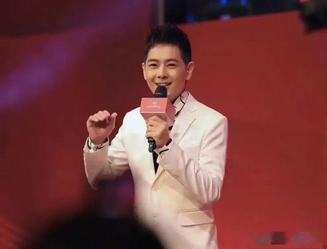 林志颖看起来又老又年轻，像一个老了的年轻人，感觉怪怪的~