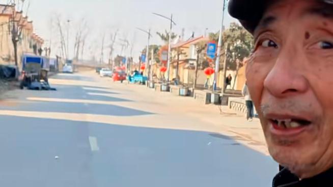 刘强东父亲出门打麻将，穿5k外套派头足，两保镖陪同显霸气！