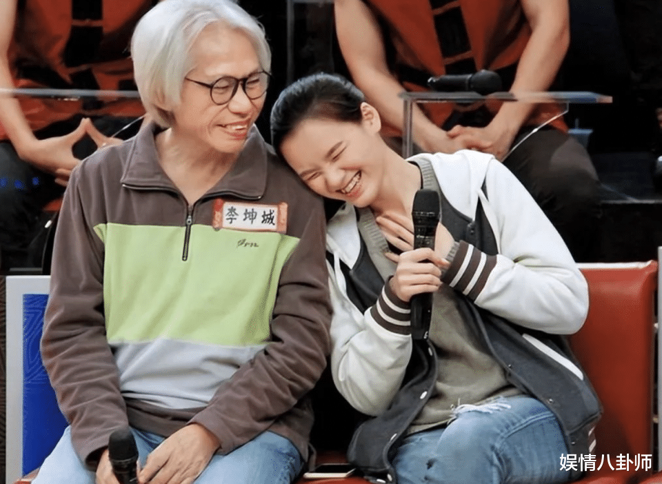 李坤城小40岁遗孀林靖恩近况曝出!剪掉长发蹲在桥上,评论区一片嘲讽