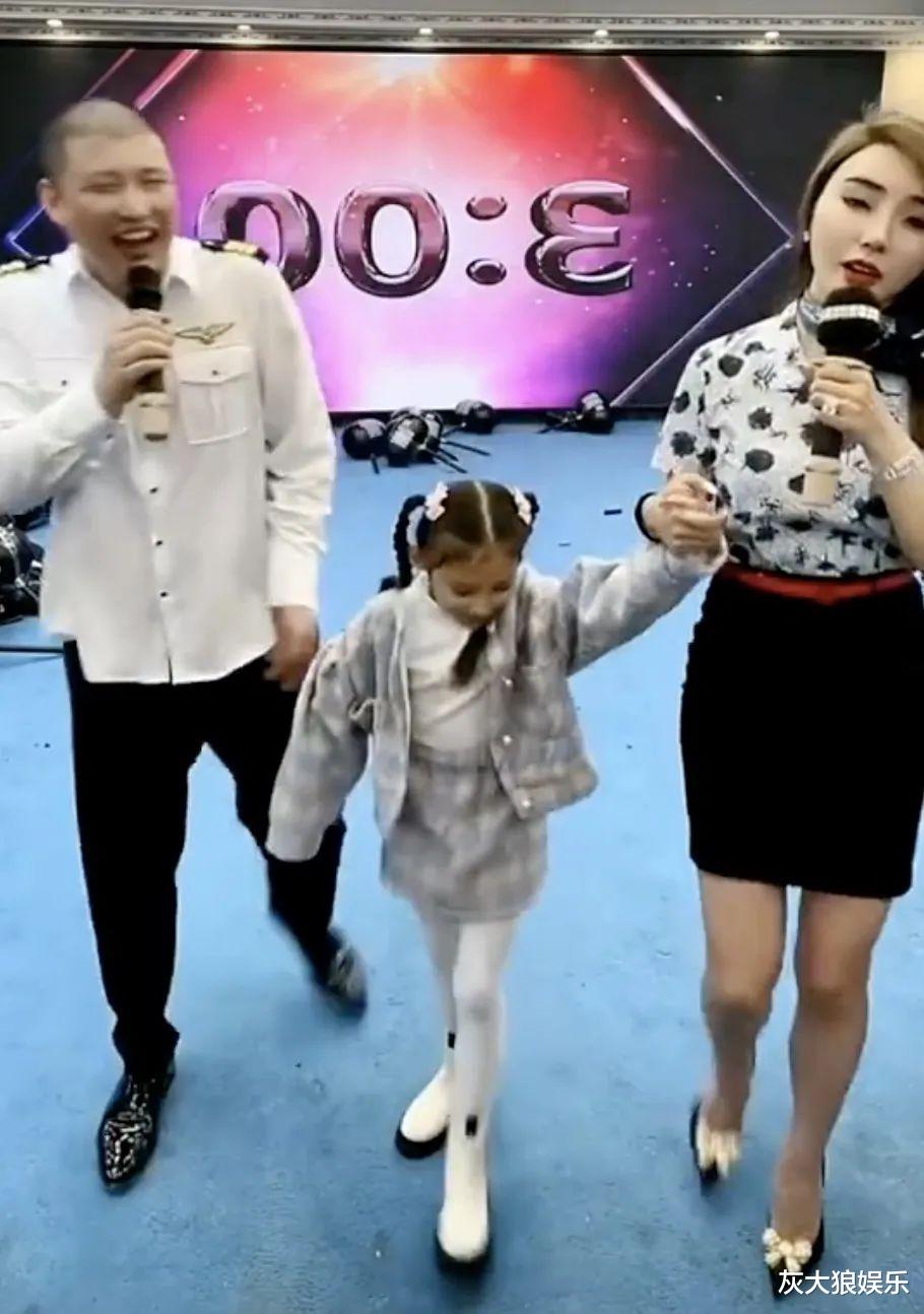 郝邵文捧老婆孕肚狂亲，曾为了继女不想要小孩，如今带货风生水起