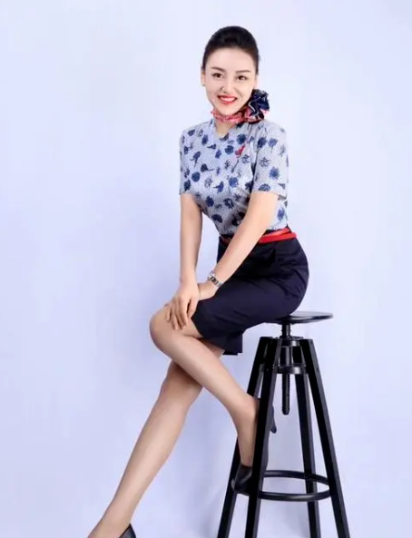 赵本山私人飞机的空姐，条件苛刻身材诱人，年薪更高达数十万！