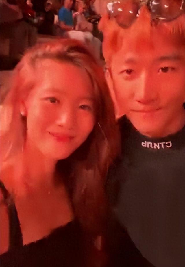 黄轩女友竟是雅思官网模特?网友:这是什么神仙恋情!