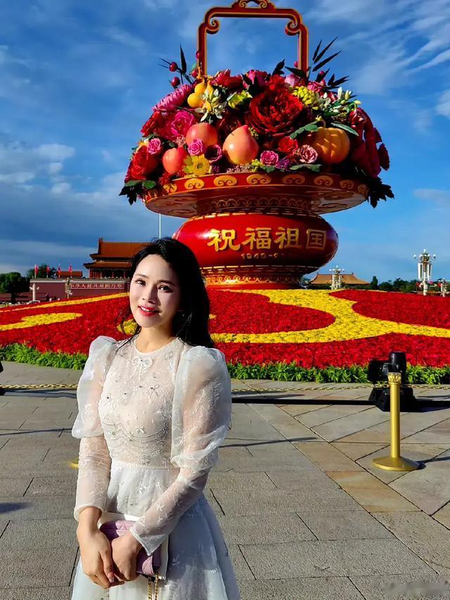 秦昊做梦都会笑醒!伊能静参加75周年招待会,直接亮相新闻联播