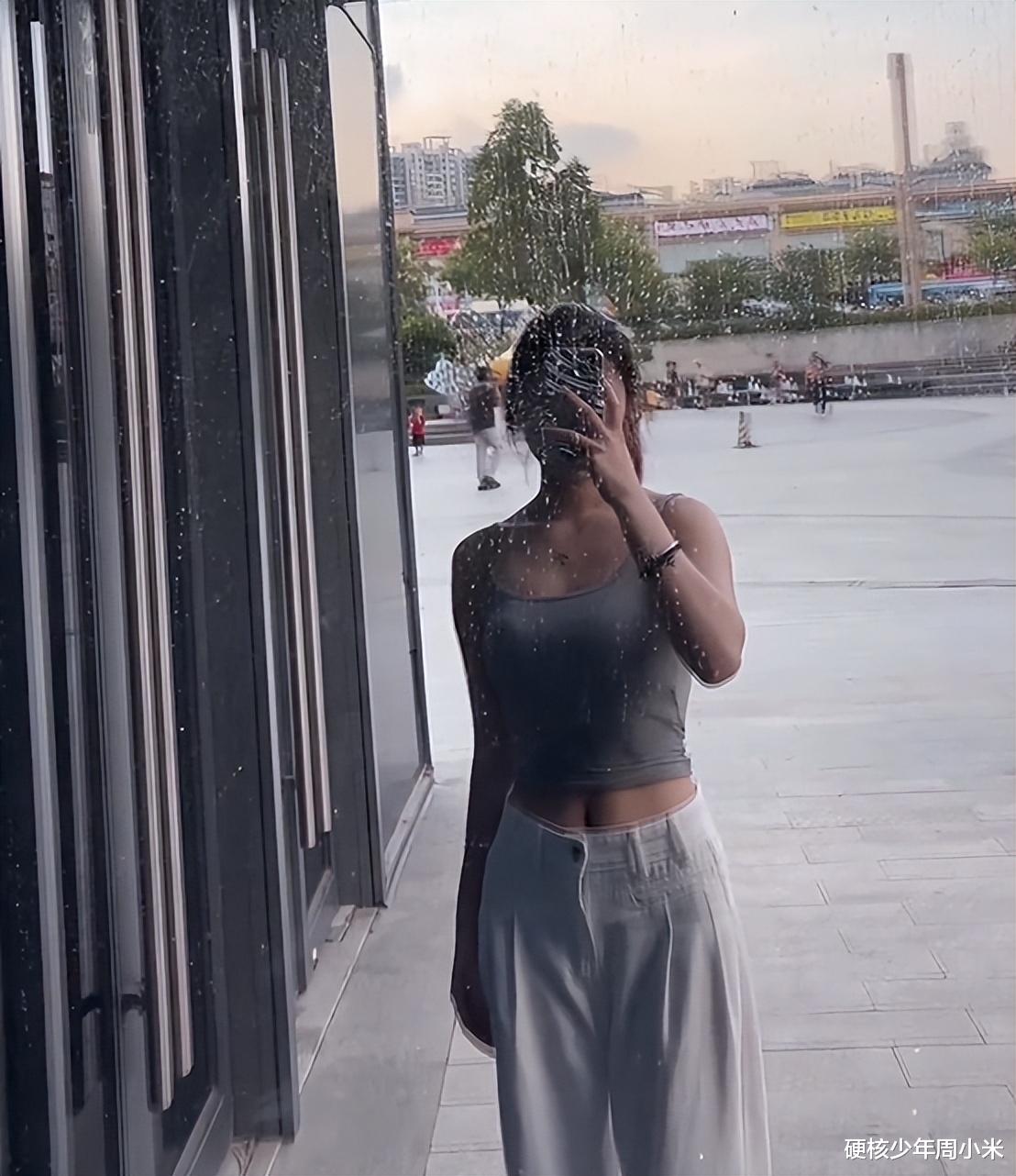 女生在餐馆打工被黄毛要微信，关键她还给了，男朋友：感觉天塌了