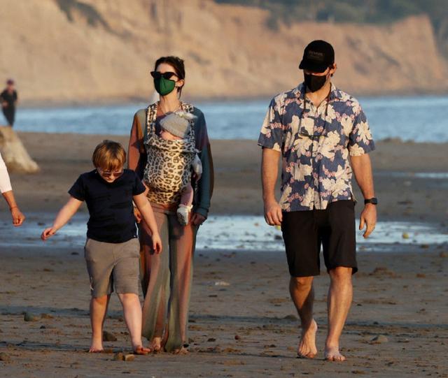 造娃机器!爱妻施瓦辛格挺三胎孕肚出街 星爵相伴