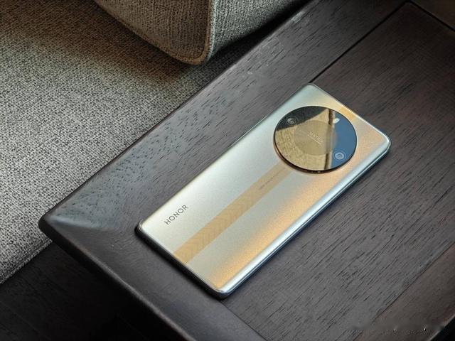 荣耀价格“黑马”，1.08亿+5800mAh+骁龙8，跌成1589元！