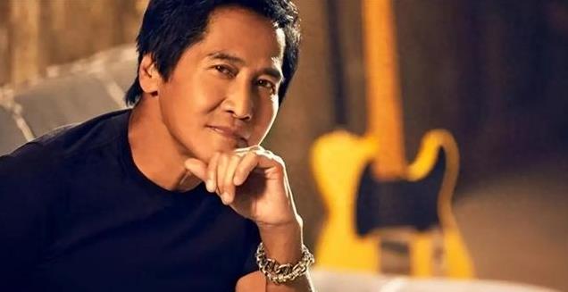 齐秦苏州演唱会,人都胖成什么样了,唱的太痛苦了,观众都吓傻了