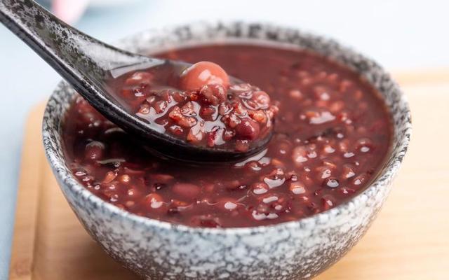 我就不明白了，老祖宗的稀饭惹谁了？专家们一口一个“没营养”！