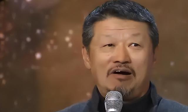 一手捧红靳东和王凯,自己却坚持跑龙套,王凯领奖台单膝跪地感恩