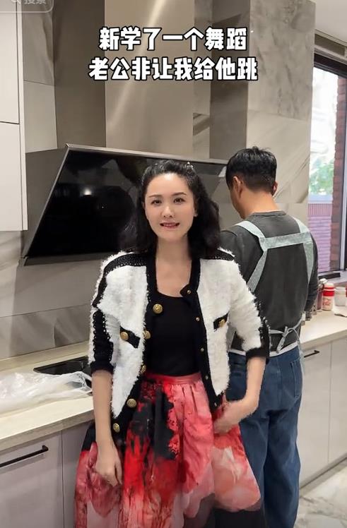 郭晓冬在厨房烧白菜,程丽莎调皮拍他屁股,辟谣前任不是韩国女星