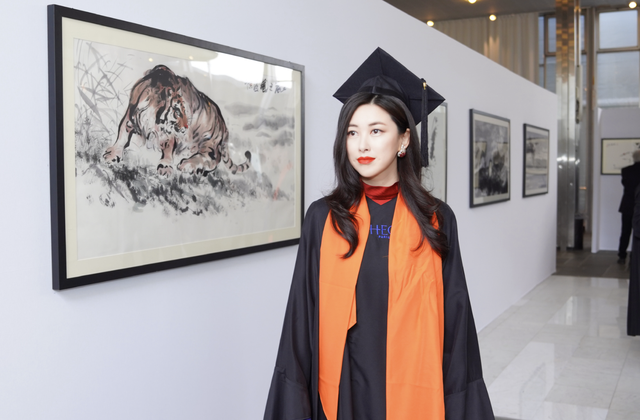 朱珠研究生毕业,丈夫女儿赴巴黎见证,富豪老爸罕见出镜颜值好高