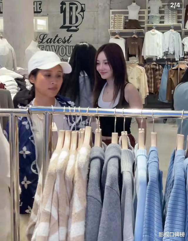 李小璐带甜馨逛潮牌,不拒路人合影,二人打扮超时尚