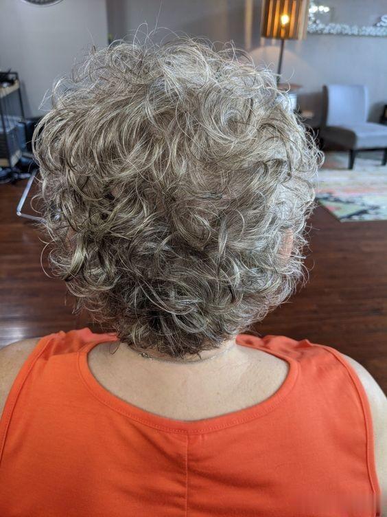 头发细软女士，发型这样整就对了，卷卷的短发很时尚