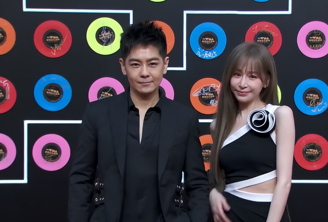 微博盛典，王心凌变样，周慧敏如美神降临，我却被李宇春大腿惊艳了