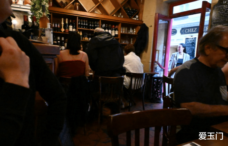 北京4位老教授到巴黎旅游,吃法餐喝茅台,席间对老板勃然大怒