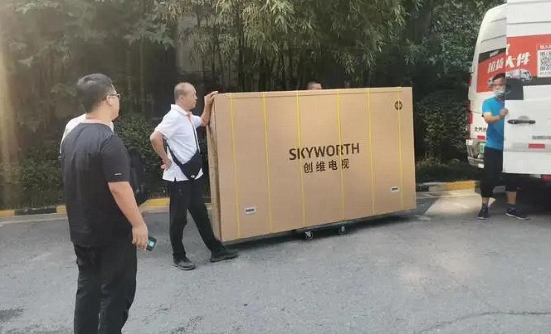 首发价15999元的100英寸电视，跌至8999元，百吋旗舰售价一降再降