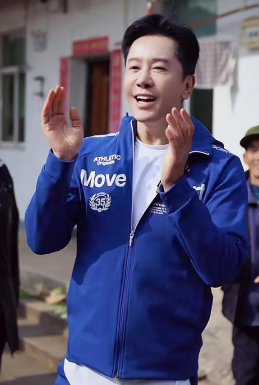 55岁毛宁近照曝光,脖子纹路深,老人相凸显,网友:像个老嫂子