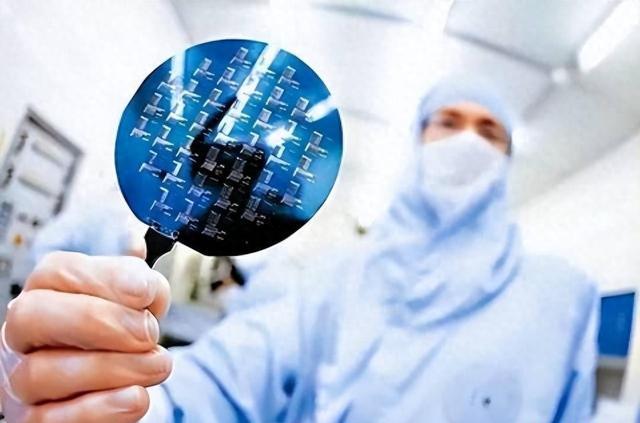 荷兰向我国售出257台光刻机，获7500亿元！外媒：恐灭顶之灾