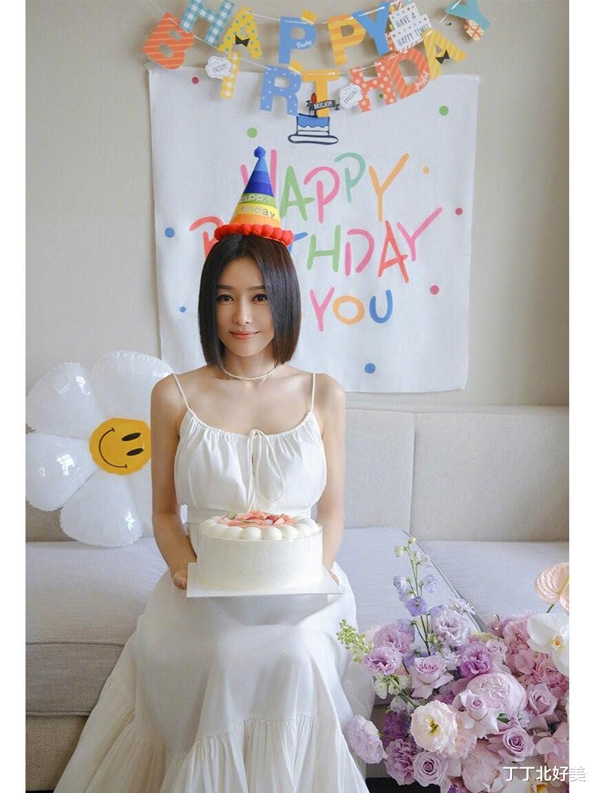 44岁秦岚在豪宅里庆生！穿小白裙嫩得像个“水蜜桃”，真让人心动