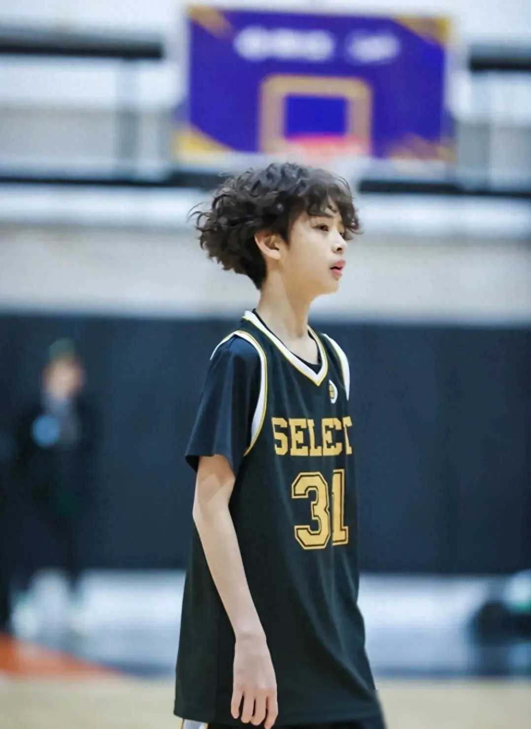 孙俪现场助威儿子等等篮球赛,12岁等等帅气抢镜,网友:颜值不输当红小生