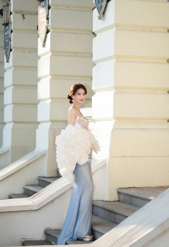 黄圣依春晚舞台淡蓝色薄纱裙超美!