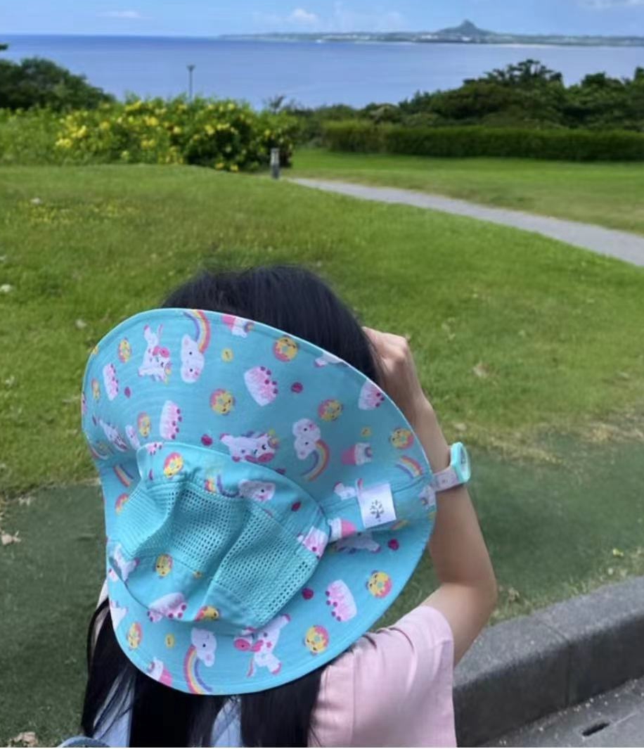 周渝民暑假陪妻女出游,罕见与7岁女儿合影,老婆清秀甜美气质佳