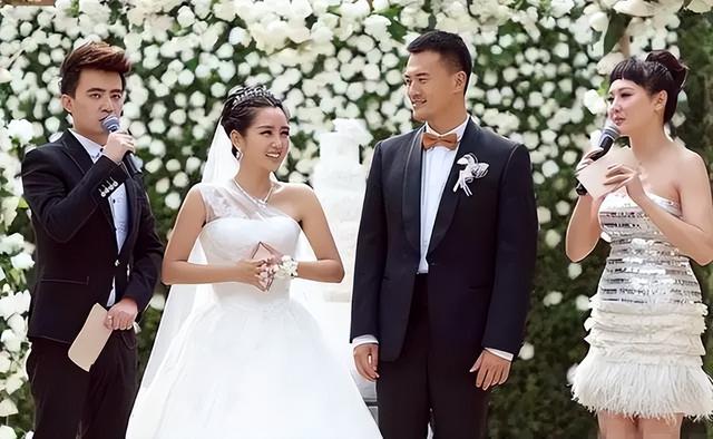 何洁一家五口泰国度假，38岁的她满头白发，两女儿颜值身高差太大