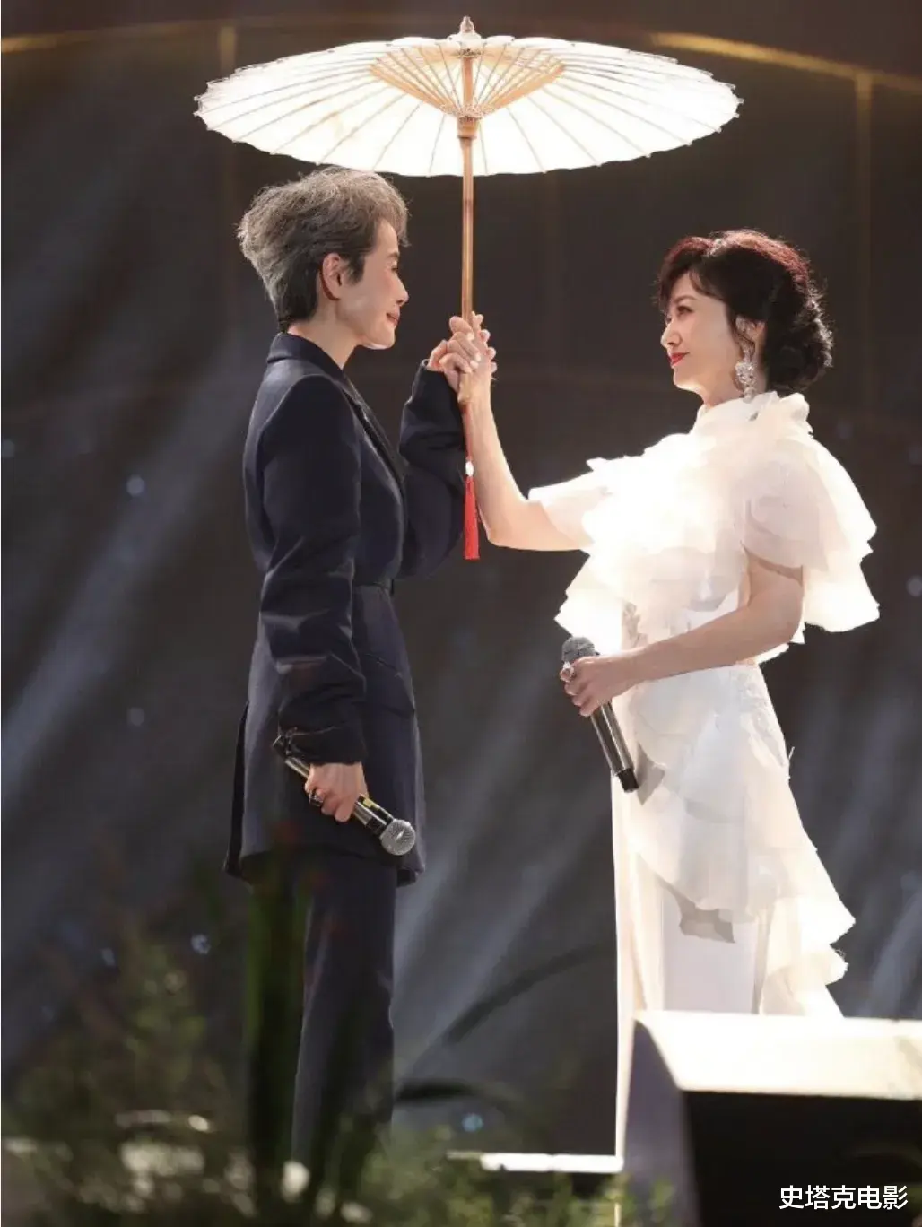 70岁赵雅芝和61岁叶童合照:医美和自然老去的差别显而易见