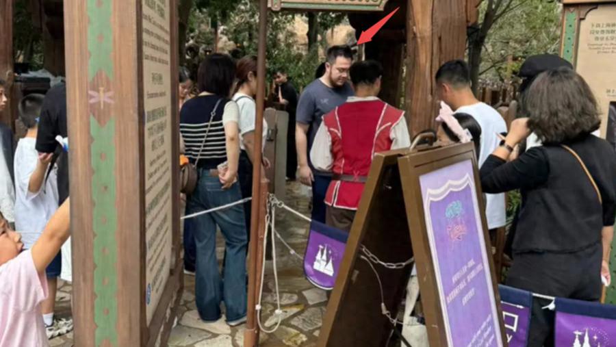 宋丹丹一家逛迪士尼，儿子儿媳穿着朴素自己带娃，俩孙子长相喜人